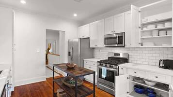 Køleskab, mikrobølgeovn, ovn, kogeplade