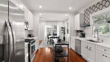 Køleskab, mikrobølgeovn, ovn, kogeplade