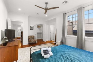 3 slaapkamers, een strijkplank/strijkijzer, reisbedje, wifi