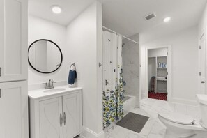 Een douche, een haardroger, handdoeken