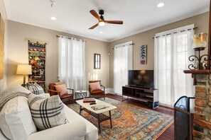 Télévision, cheminée, espaces bureaux