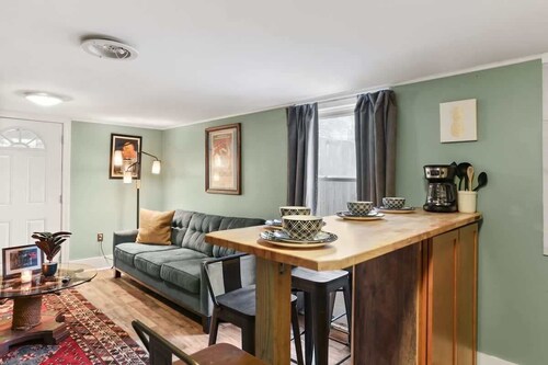 Quiet 1 bedroom with easy access to interstate!