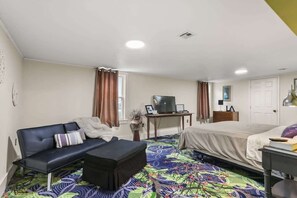 1 quarto, ferros/tábuas de passar roupa, berço de viagem