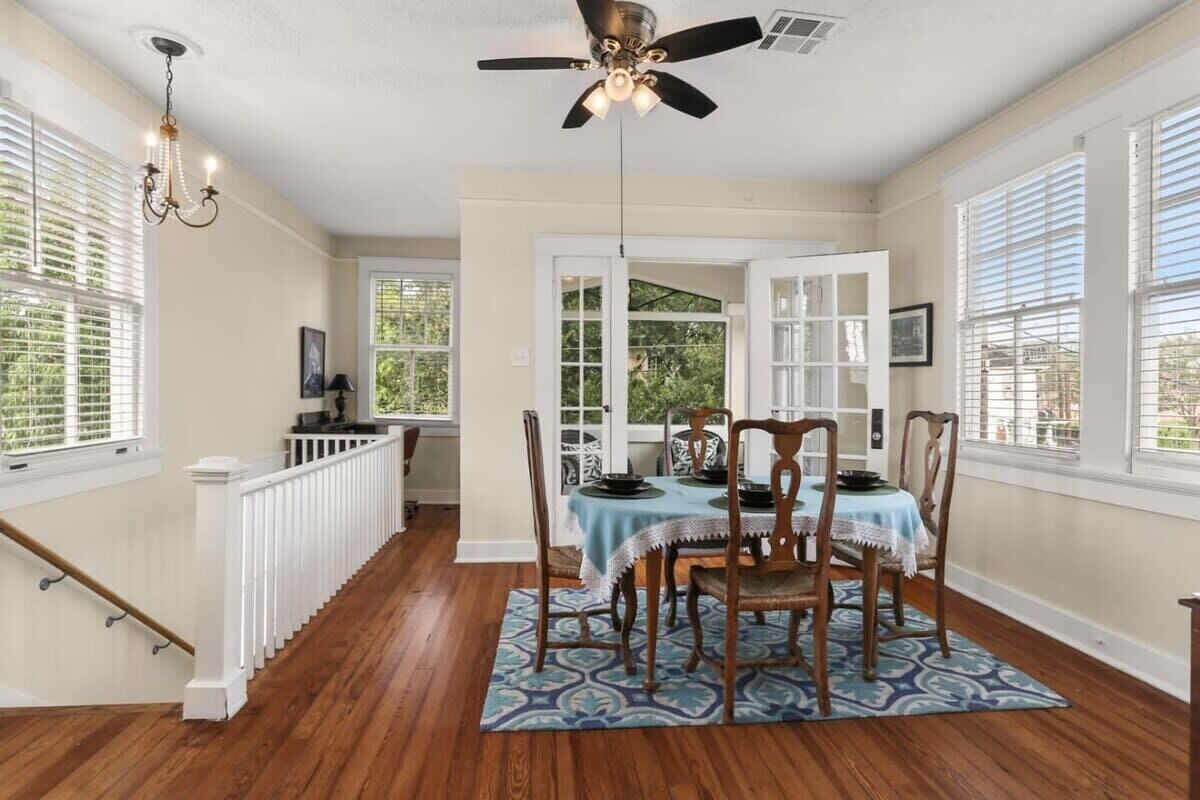 Classic Uptown 2bd w/ sunroom. Streetcar nearby!