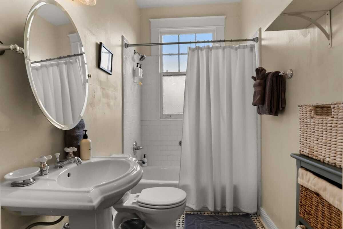 Shower, hair dryer, towels, shampoo