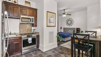 2 habitaciones, tabla de planchar con plancha, cuna de viaje y wifi