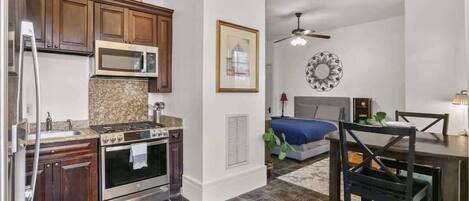 2 slaapkamers, een strijkplank/strijkijzer, reisbedje, wifi