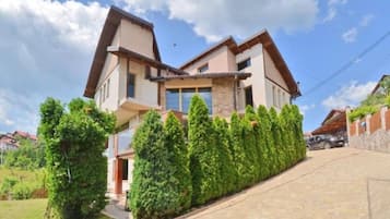 Villa (Five Bedroom Villa with Terrace and G) | Exterior