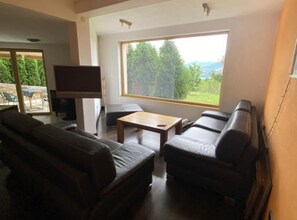 別墅 (Five Bedroom Villa with Terrace and G) | 客廳 | 32-吋平面電視，提供數位頻道