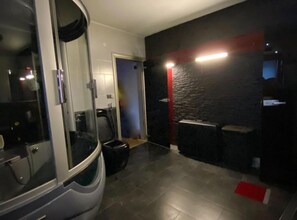 빌라 (Five Bedroom Villa with Terrace and G) | 욕실 | 샤워 시설, 타월