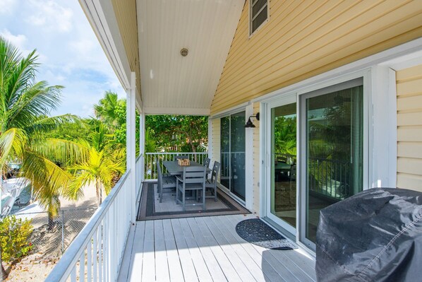 Outdoor dining - Keys On Jamaica: 3BR Waterfront Home, Large Corner Lot on Ramrod Key, Convenient to Atlantic & Gulf! (Ramrod Key)