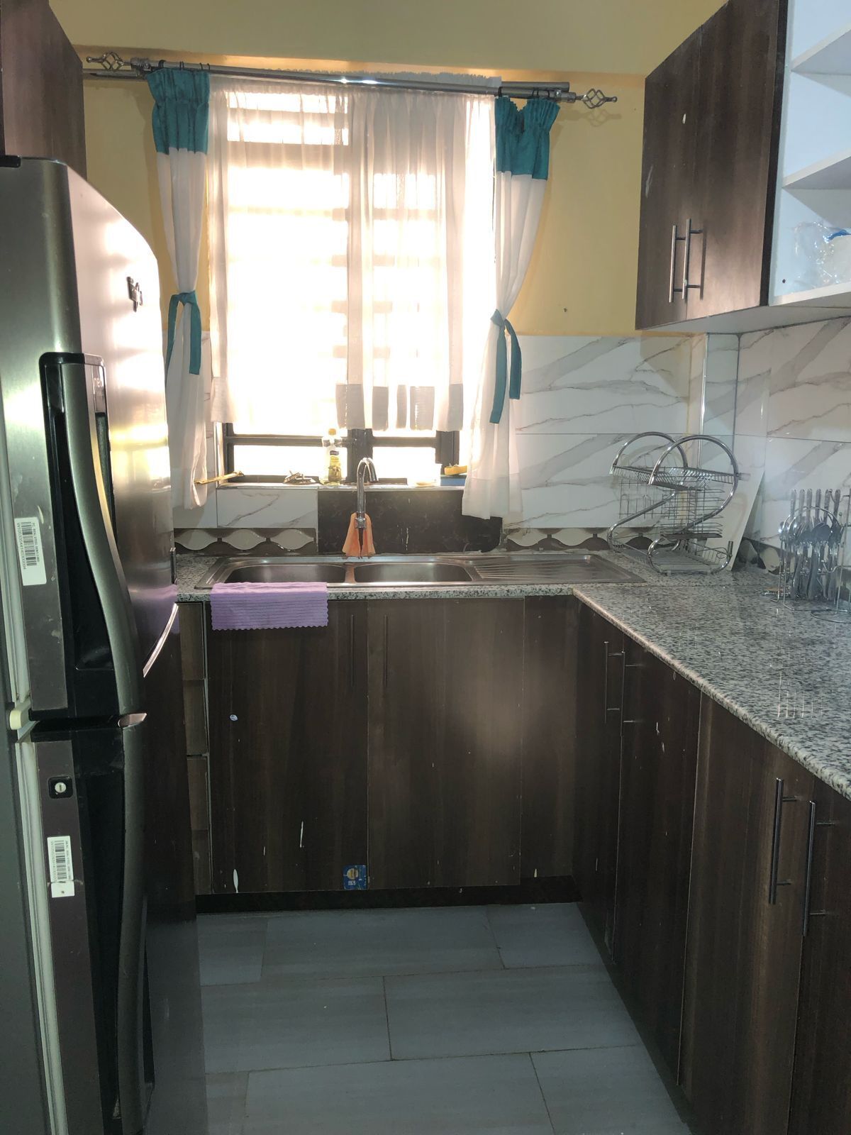 Deluxe appartement, uitzicht op stad | Privékeuken | Een koelkast, een magnetron, kookgerei, borden en bestek