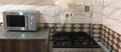 Refrigerador, microondas, utensilios de cocina