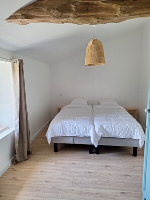 2 chambres, fer et planche à repasser, lit parapluie