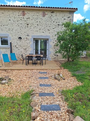 Outdoor dining - Au Cœur des Champs, Gîte à 20 ' du Puy du Fou (La Petite-Boissière)