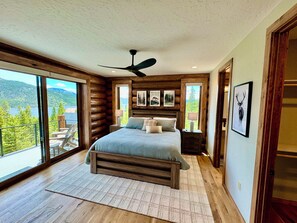 6 chambres, fer et planche à repasser, lit de bébé portatif