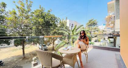 BluO Luxury Stay Medicity Balcony TubGym