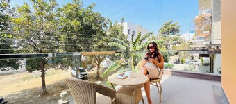 BluO Luxury Stay Medicity Balcony TubGym