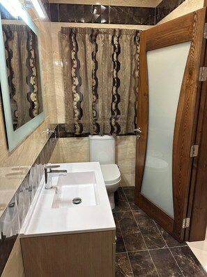Shower, hair dryer, towels, soap - luxury maisonette (Ir-Rabat)