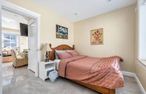 3 bedrooms, iron/ironing board, WiFi, bed sheets