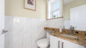 SĂšche-cheveux, serviettes fournies, savon, shampoing