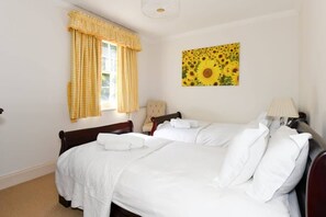 4 عدّة غرف نوم ومكواة/لوح كي وسرير سفر وواي ف�اي