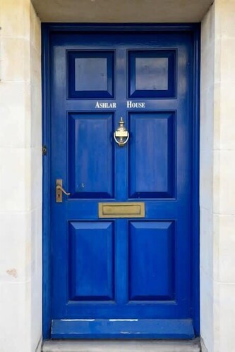 Spacious Townhouse, Private Parking, Central Wells