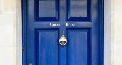 Spacious Townhouse, Private Parking, Central Wells