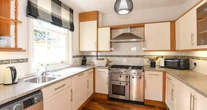 Spacious Townhouse, Private Parking, Central Wells