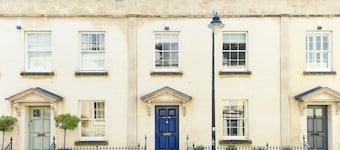 Spacious Townhouse, Private Parking, Central Wells