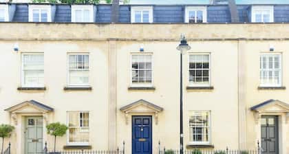 Spacious Townhouse, Private Parking, Central Wells