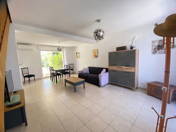 TV - Maison 3 Chambres, Climatisée, Wifi, à 400 Mètres de la Plage (Narbonne)