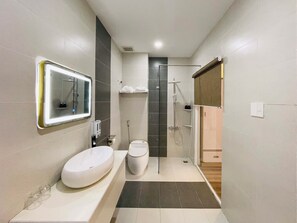 Deluxe-Doppelzimmer | Badezimmer | Hausschuhe, Seife, Shampoo, Toilettenpapier