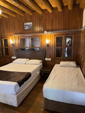 Standaard driepersoonskamer, uitzicht op binnenplaats | Gratis wifi