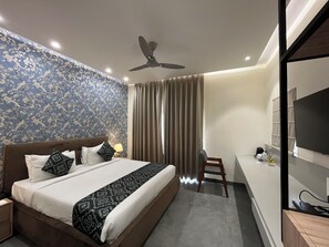 Deluxe Room | 1 bedroom, in-room safe, individually furnished, desk - Cocasa Boutique Hotel (Varanasi)
