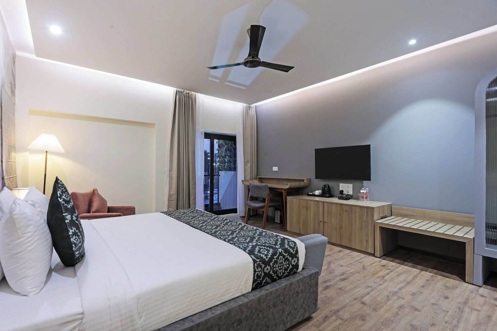 Deluxe Room | 1 bedroom, in-room safe, individually furnished, desk