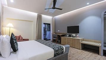 Deluxe Room | 1 bedroom, in-room safe, individually furnished, desk