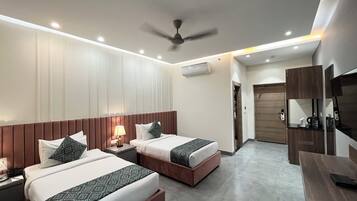 Habitación Deluxe | 1 habitación, caja de seguridad en la habitación y muebles diferentes