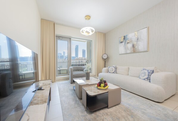 Leilighet – deluxe, 2 soverom, ikke-røyk, byutsikt | Oppholdsområde | En 55-tommers smart-TV med kabel-kanaler samt Netflix