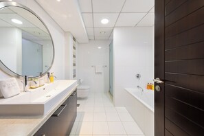 Appartement Deluxe, 2 chambres, non-fumeurs, vue ville | Salle de bain | Articles de toilette gratuits, sèche-cheveux, bidet, serviettes fournies