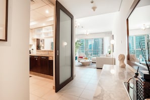 Ein modernes Interieur mit Küche, Wohnbereich und großen Fenstern mit Blick auf die Stadt.
