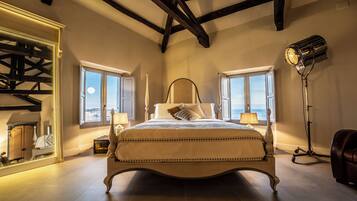 Presidentiële suite, uitzicht op zee (Salone delle Feste) | 1 slaapkamer, een minibar, een kluis op de kamer, gratis wifi