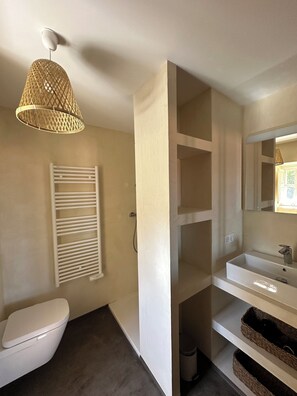 Douche, séchoir à cheveux, bidet, serviettes fournies