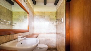 Ein Badezimmer mit Waschbecken, Toilette und Spiegel.