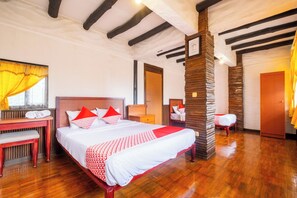 Desk, free WiFi, bed sheets - Capital O 2640 Cottage GS Rumah Kayu Syariah (Parongpong)