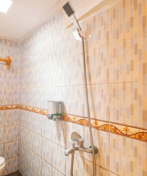 Deluxe Double Room | Bathroom - Capital O 2640 Cottage GS Rumah Kayu Syariah (Parongpong)