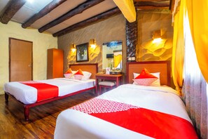 Desk, free WiFi, bed sheets - Capital O 2640 Cottage GS Rumah Kayu Syariah (Parongpong)