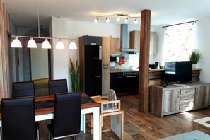 Réfrigérateur, un four, surface de cuisson, lave-vaisselle