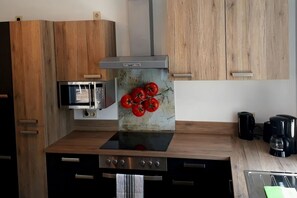 Réfrigérateur, un four, surface de cuisson, lave-vaisselle
