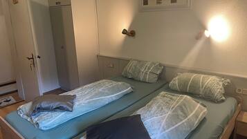 1 bedroom, desk, WiFi, bed sheets